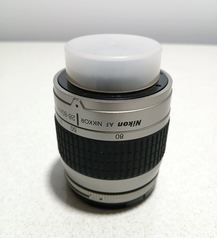 AF Nikkor 28-80mm F3.3 - 5.6 G lense.