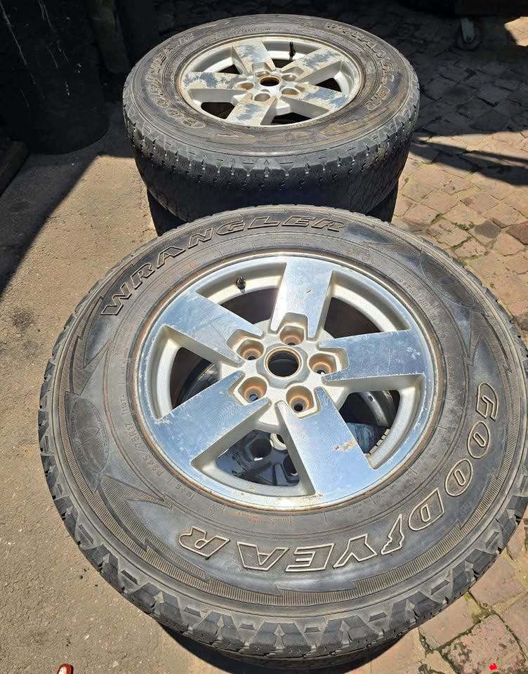 Jeep Commander Sport Mags and Tyres Call or WhatsApp - Private Seller Jeep Commander Sport Mags and Tyres Call or WhatsApp - Private Seller
