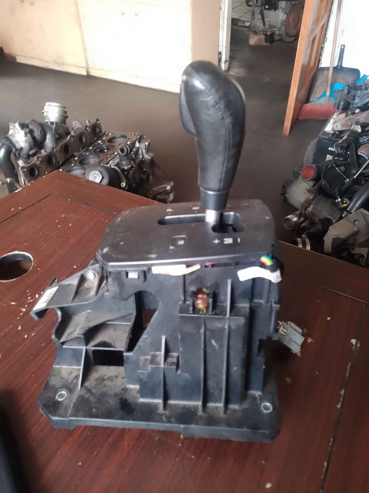 VOLVO S40 2006 AUTOMATIC GEAR LEVER - Private Seller VOLVO S40 2006 AUTOMATIC GEAR LEVER - Private Seller