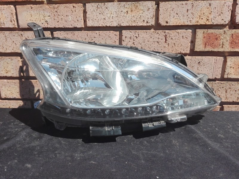 Nissan Sentra Right side Headlight - Private Seller Nissan Sentra Right side Headlight - Private Seller