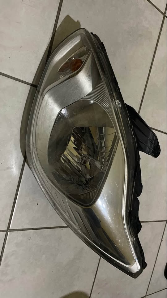 FORD FIGO LEFT HEADLIGHT - Private Seller FORD FIGO LEFT HEADLIGHT - Private Seller
