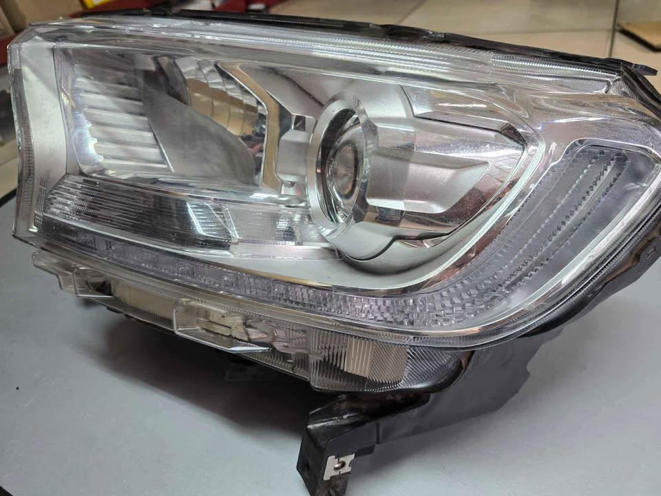 Ford ranger T7 n T8 left headlight for sale @ circle 7 used parts - Private Seller Ford ranger T7 n T8 left headlight for sale @ circle 7 used parts - Private Seller