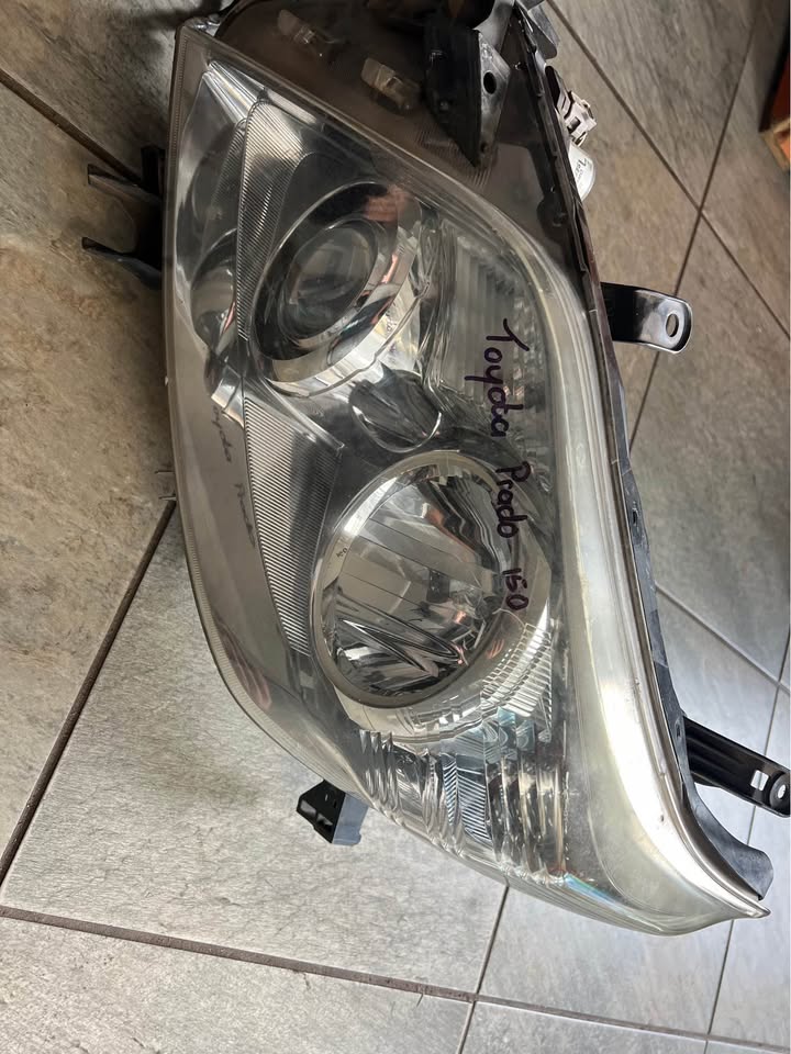Toyota prado 150 Original headlight available - Private Seller