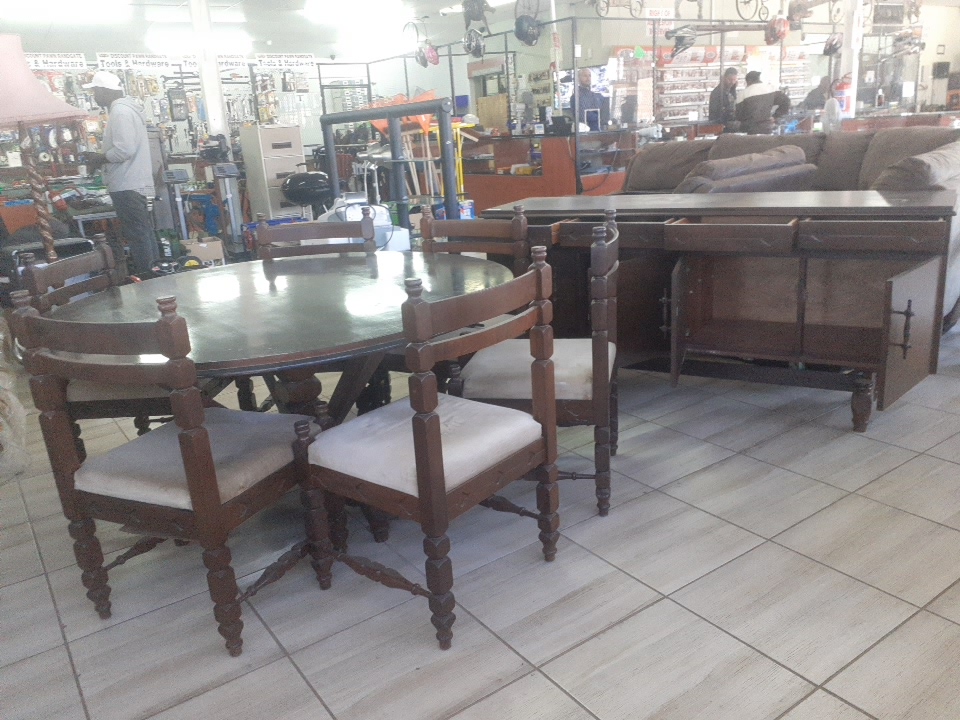 Dining room round table and chairs (S111339A)