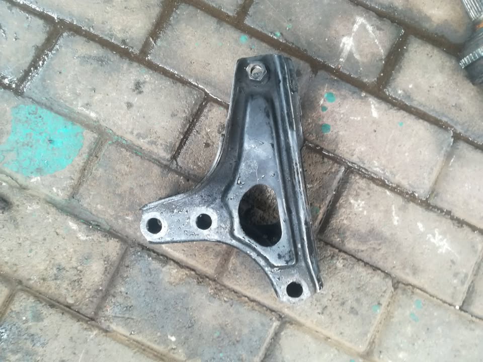 HONDA BALLADE GEARBOX BRACKET FOR SALE - Private Seller HONDA BALLADE GEARBOX BRACKET FOR SALE - Private Seller
