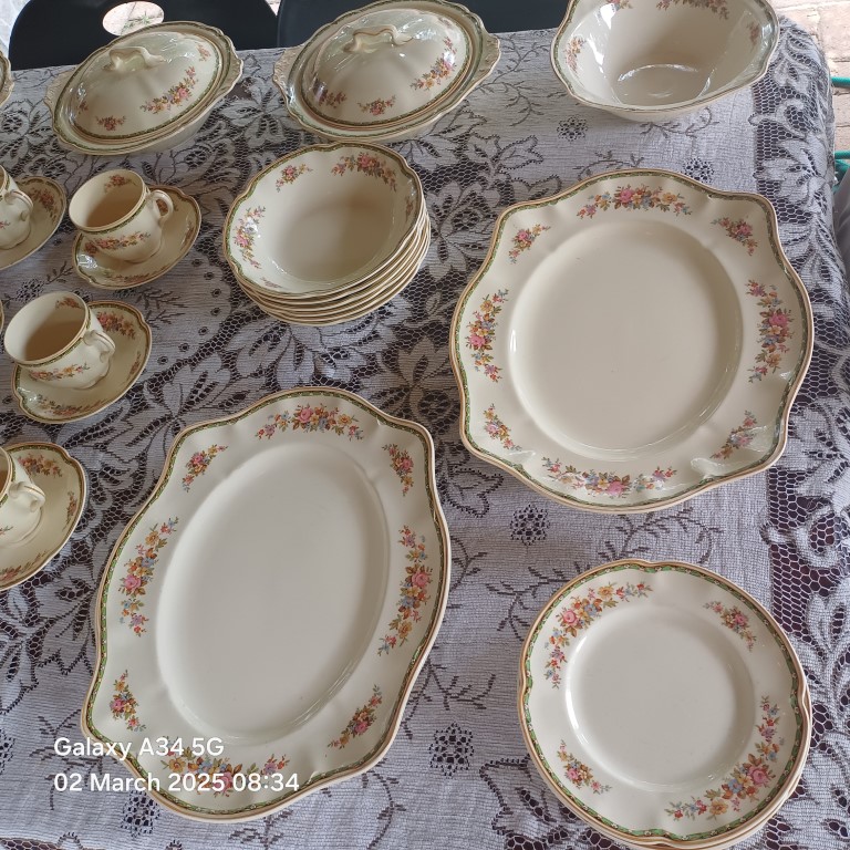 JOHNSON BROS 44 PIECE STUNNING VINTAGE SET