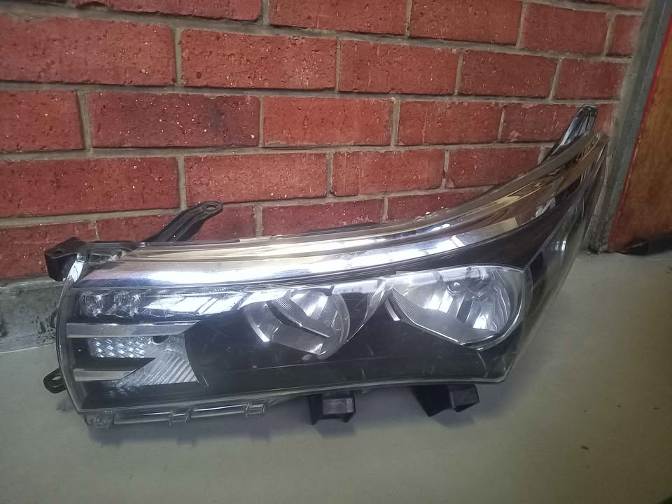 TOYOTA COROLLA PRESTIGE HEADLIGHT LEFT SIDE - Private Seller TOYOTA COROLLA PRESTIGE HEADLIGHT LEFT SIDE - Private Seller