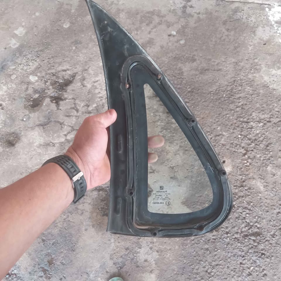 Opel corsa b series sedan back 1/4 windo have right and left side - Private Seller