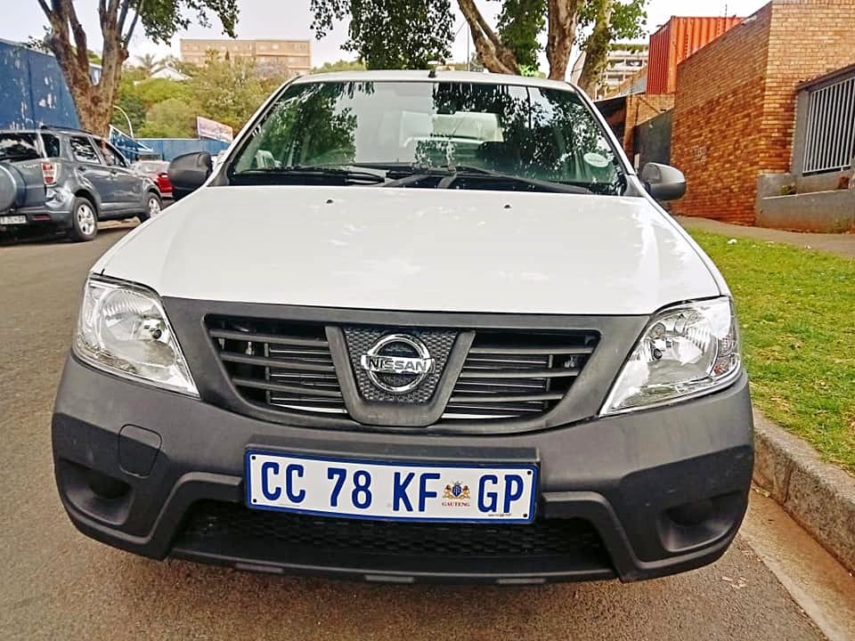 2012 Nissan Np200 1.6 with canopy