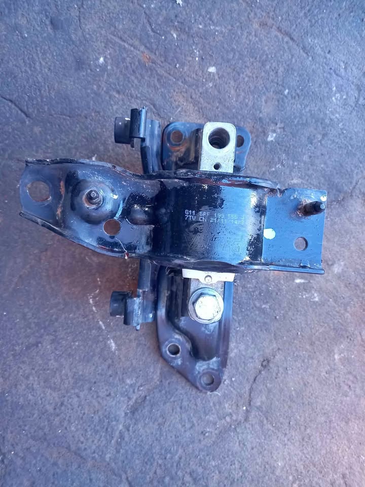 Polo Vivo 9n3 gearbox Mounting in excellent condition