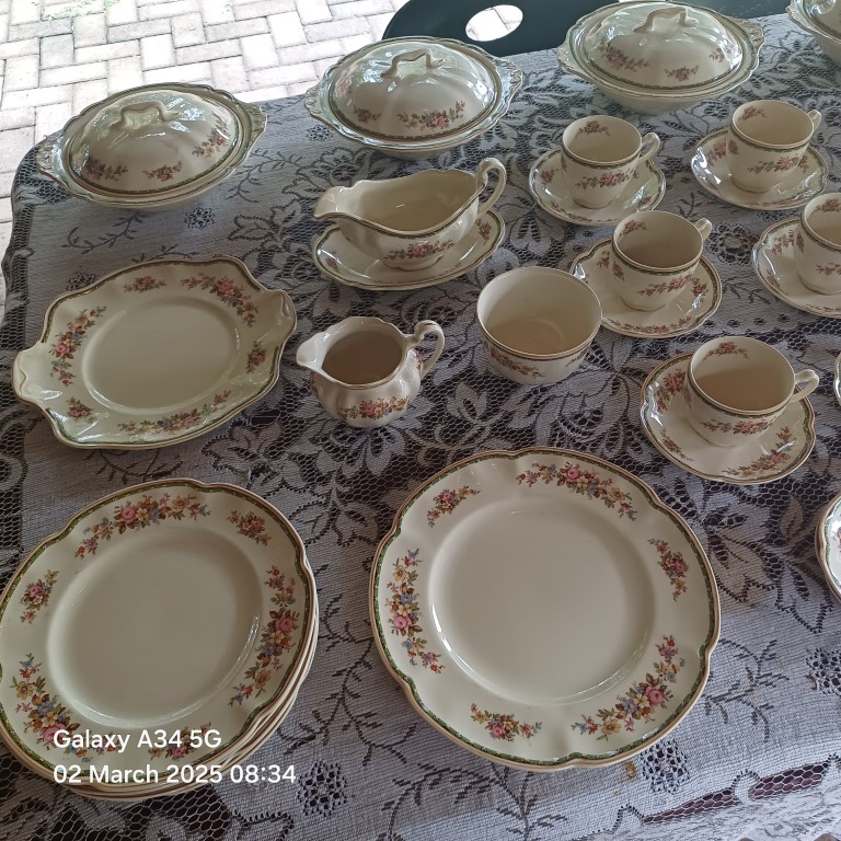 JOHNSON BROS 44 PIECE STUNNING VINTAGE SET