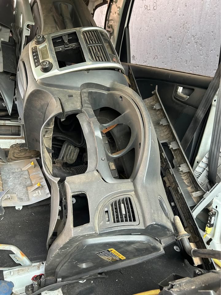 KIA Sportage Dashboard Available @Circle 7 Used Parts Call or WhatsApp - Private Seller