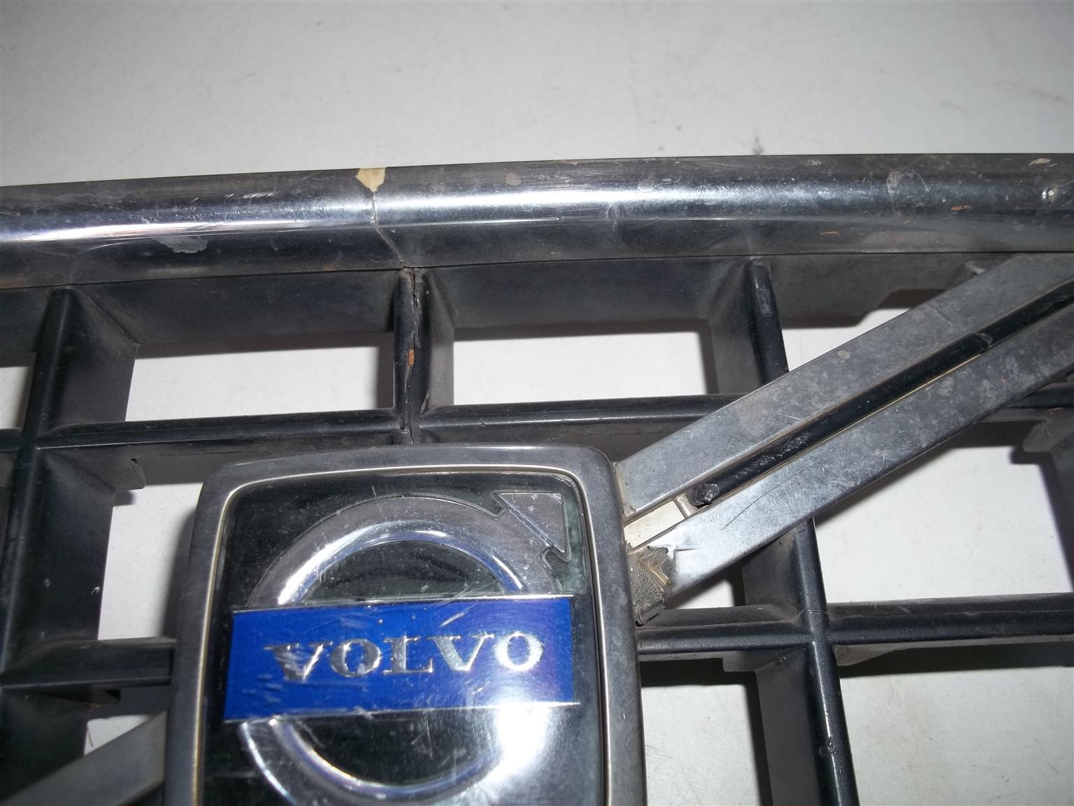 Volvo S60 '01-'04 main grille with bade - Private Seller