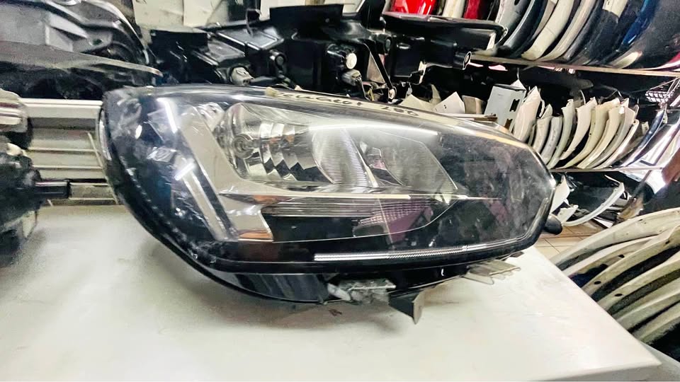 Peugeot 208 headlight - Private Seller Peugeot 208 headlight - Private Seller