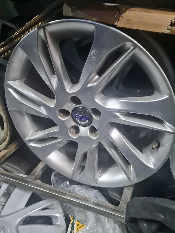 Volvo original alloy mags size 18 - Private Seller Volvo original alloy mags size 18 - Private Seller