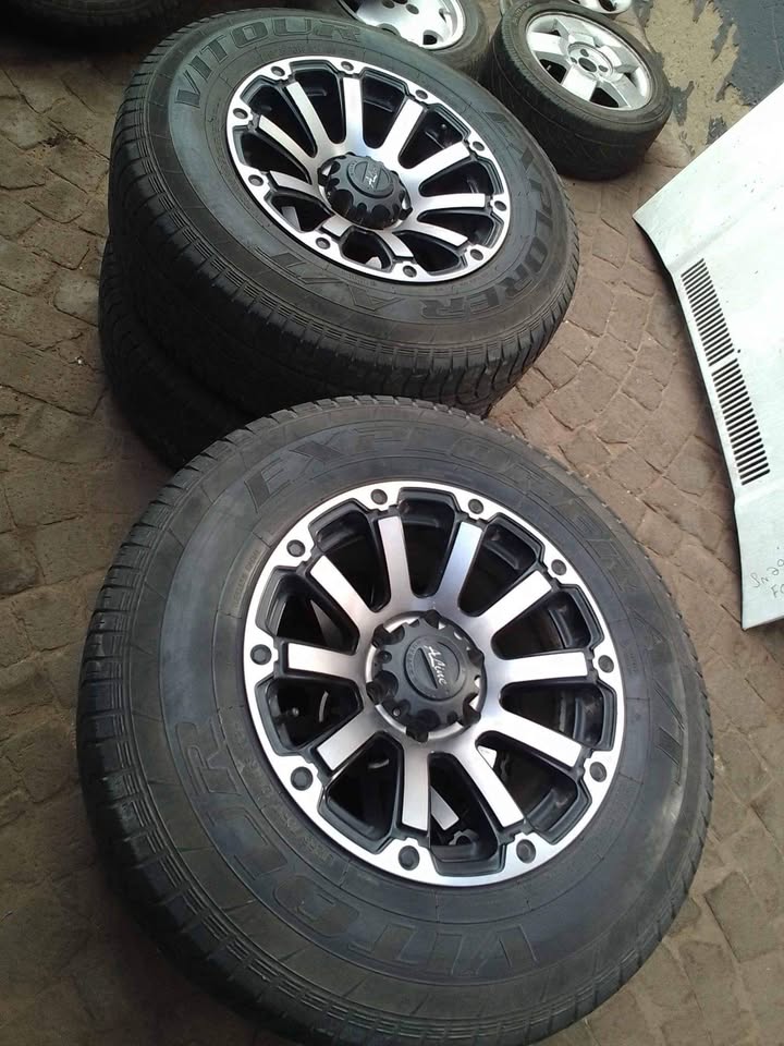 Ford ranger XLT T6 T7 meg's and tyer still in good condition - Private Seller