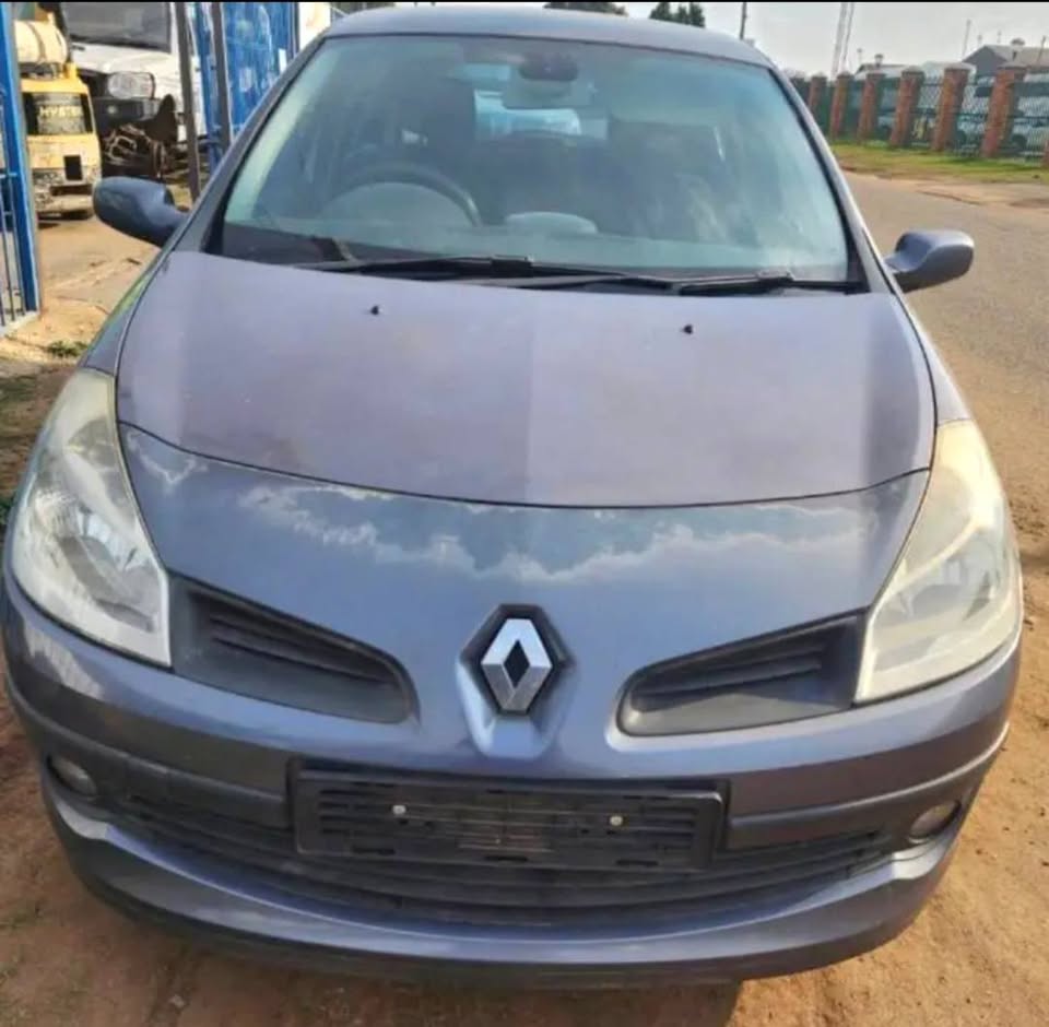 RENAULT CLIO 3 STRIPPING FOR SPARE PARTS