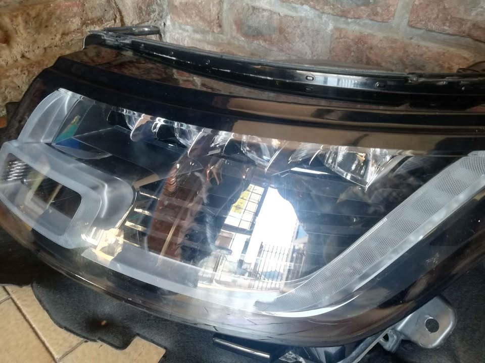 Range rover vogue left headlight 2020 - Private Seller