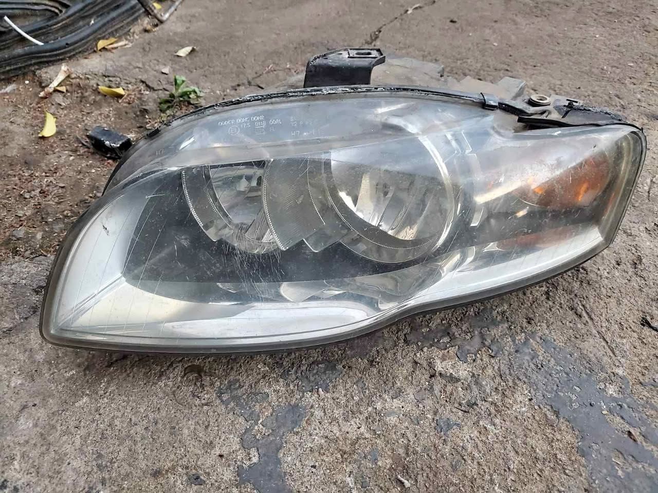 Left headlamp audi 2006 R700 - Private Seller Left headlamp audi 2006 R700 - Private Seller