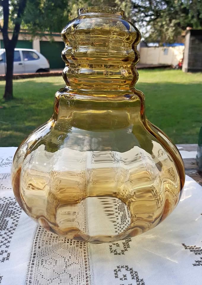 Beautiful antique Amber oil lampshade. Beautiful antique Amber oil lampshade.