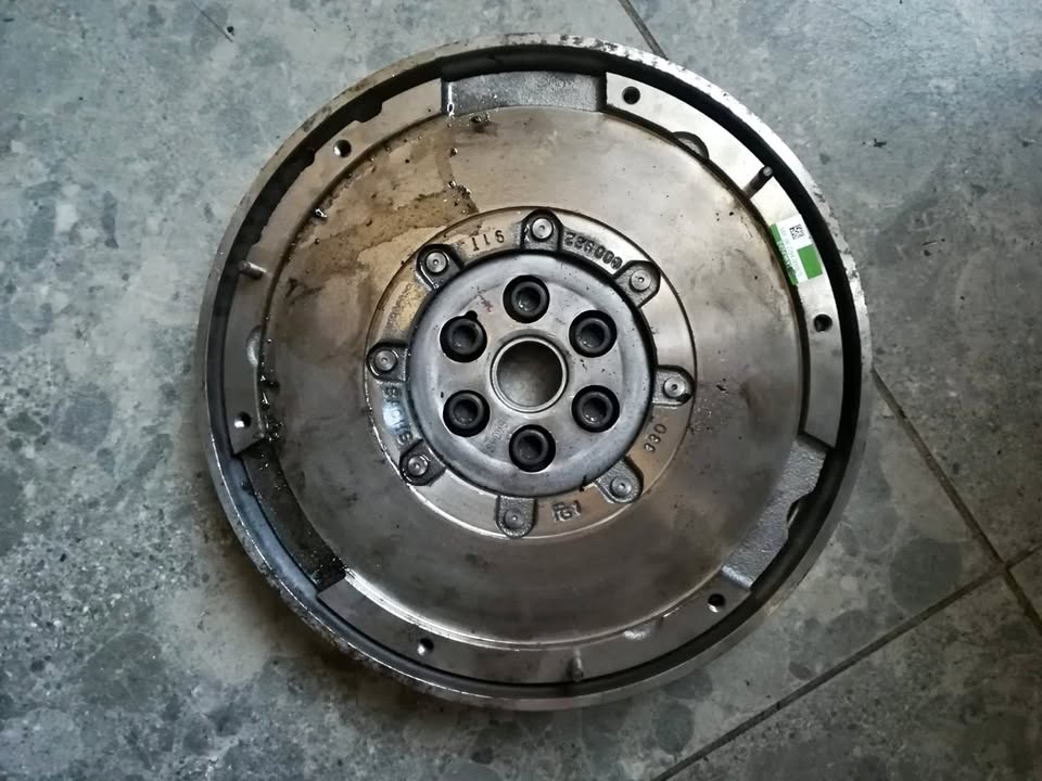 DUAL MASS FLYWHEEL 000932 91T - VW / AUDI - Private Seller DUAL MASS FLYWHEEL 000932 91T - VW / AUDI - Private Seller