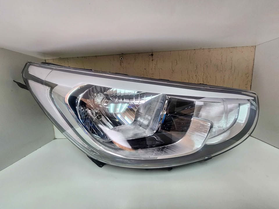 Hyundai Accent headlight super cool - Private Seller Hyundai Accent headlight super cool - Private Seller