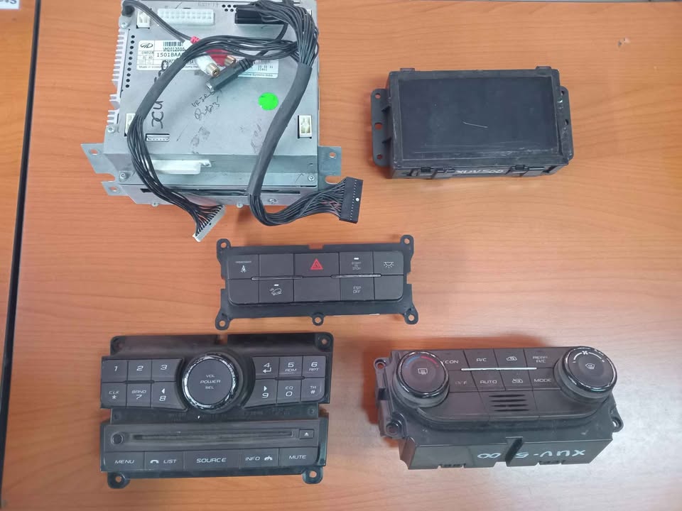 2012 Mahindra XUV500 2.2D radio for sale WhatsApp or cell - Private Seller