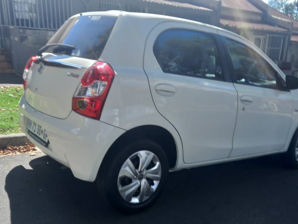 2014 Toyota, Etios 1.5 Hatchback Manual, White