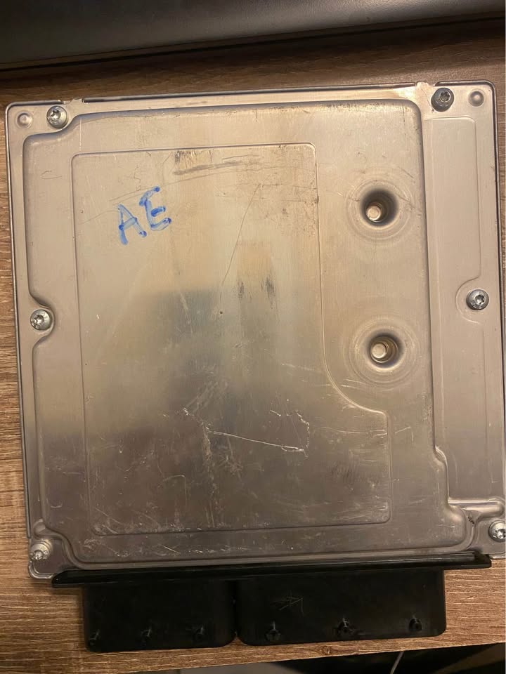 BMW E90 320d ECU COMPUTER BOX