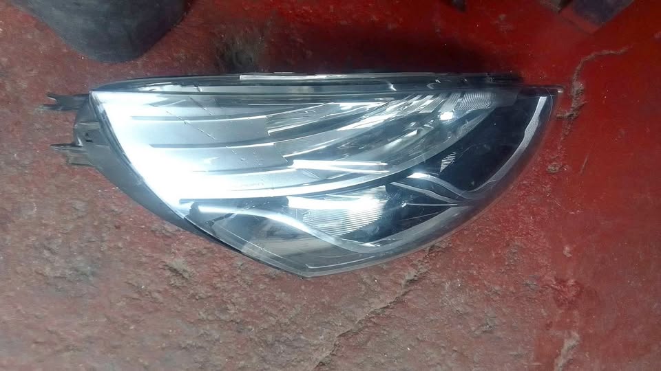 Renault Clio 4 headlight - Private Seller Renault Clio 4 headlight - Private Seller