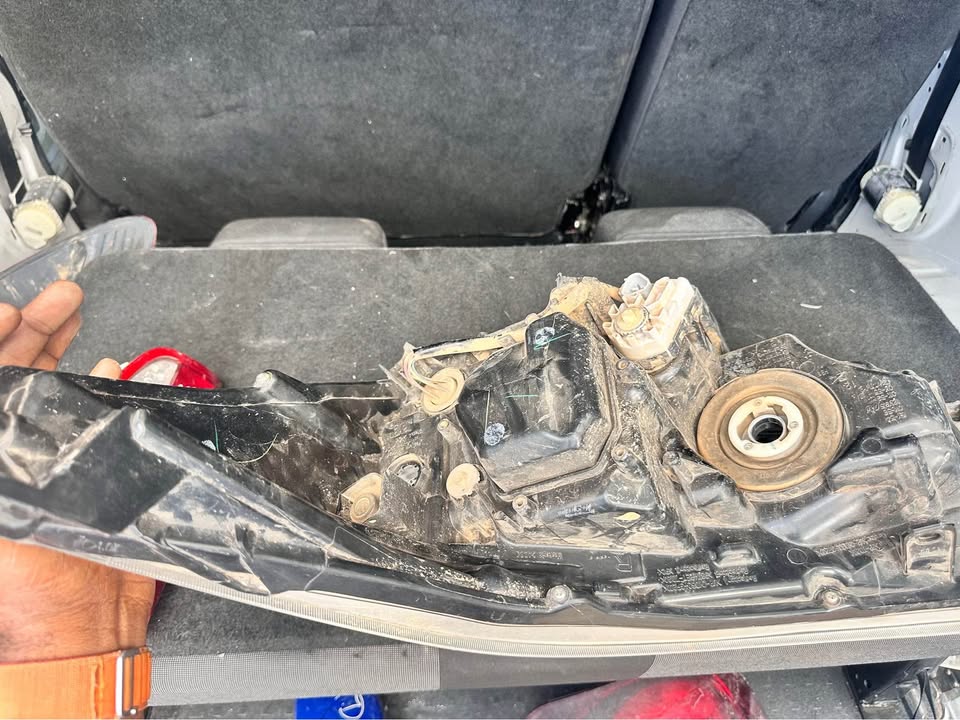Toyota fortuner right side headlight - Private Seller Toyota fortuner right side headlight - Private Seller