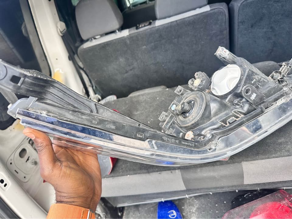 Toyota fortuner right side headlight - Private Seller Toyota fortuner right side headlight - Private Seller