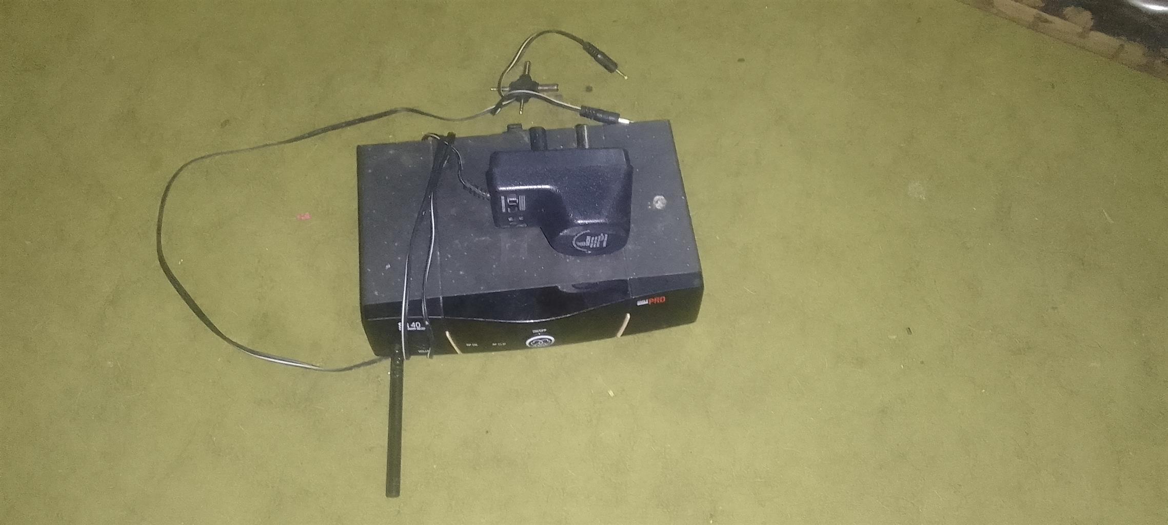 AKG SR 40 stationary receiver single pro and pt 40 pro wireless mic. AKG SR 40 stationary receiver single pro and pt 40 pro wireless mic.