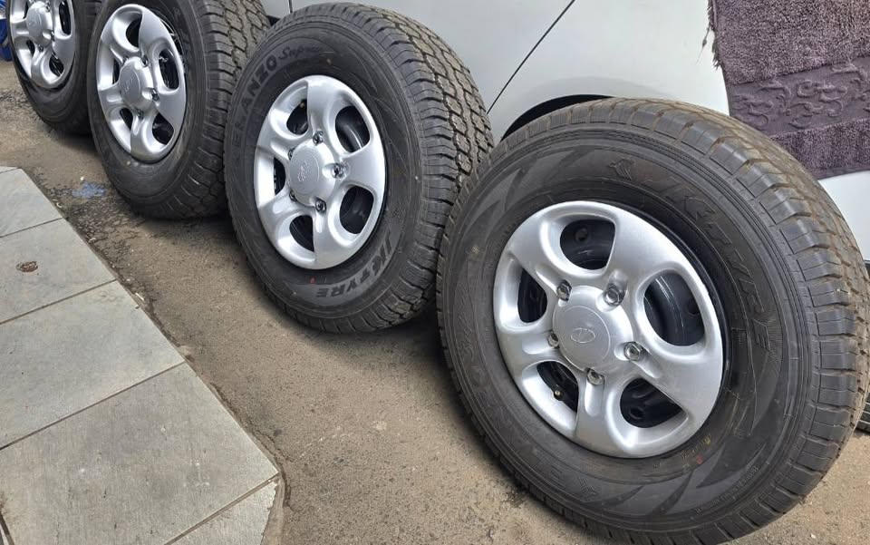 Mahindra Scorpio Rims/Tyres and Wheelcaps/ New - Private Seller Mahindra Scorpio Rims/Tyres and Wheelcaps/ New - Private Seller