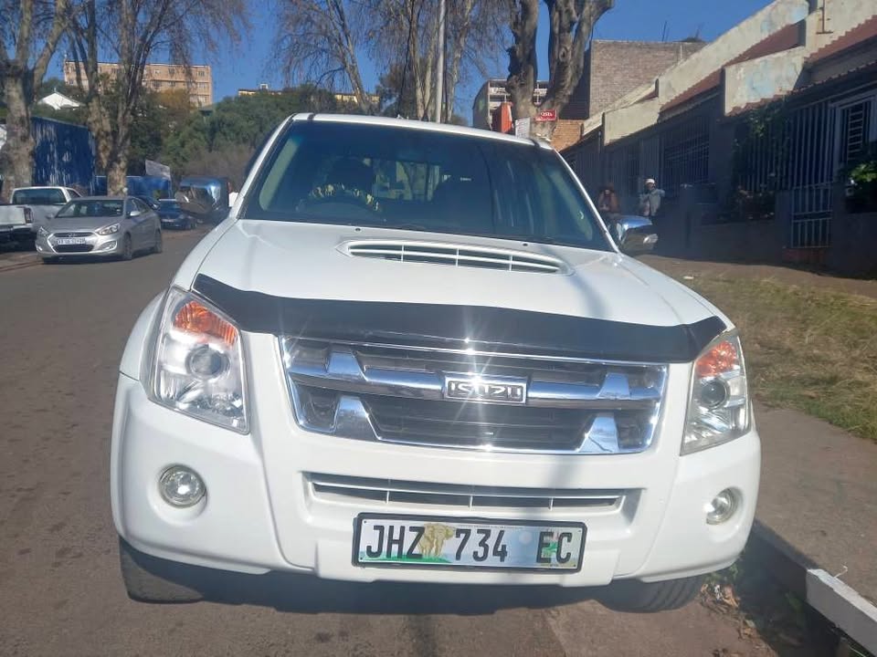 2012 Isuzu KB300 LX DTEC DIESEL, D-CAB, MANUAL, WHITE,Service book Spare key