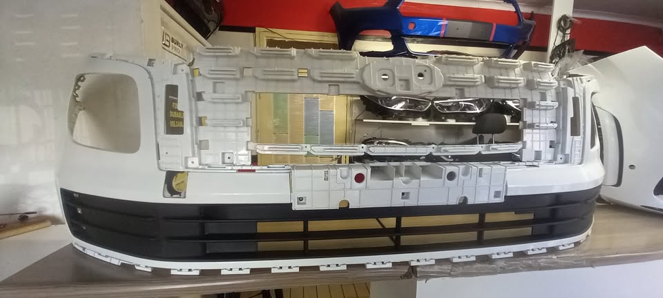 2024 HYUNDAI VENUE FRONT BUMPER WITH LOWER GRILL - Private Seller 2024 HYUNDAI VENUE FRONT BUMPER WITH LOWER GRILL - Private Seller