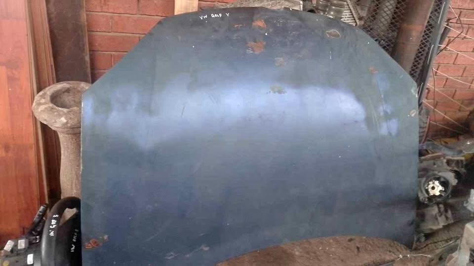 VW Golf 5 bonnet