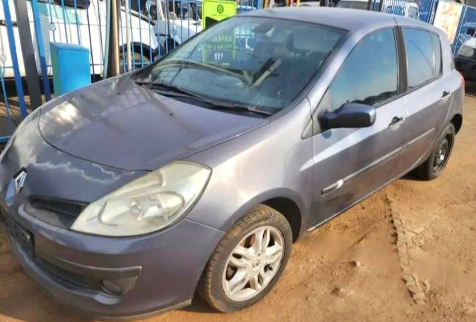 RENAULT CLIO 3 STRIPPING FOR SPARE PARTS