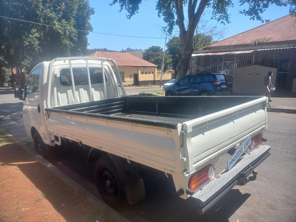 2015 HYUNDAI H100 BAKKIE 2.6 DIESEL, MANUAL, WHITE COLOR, MILEAGE 132000KMS