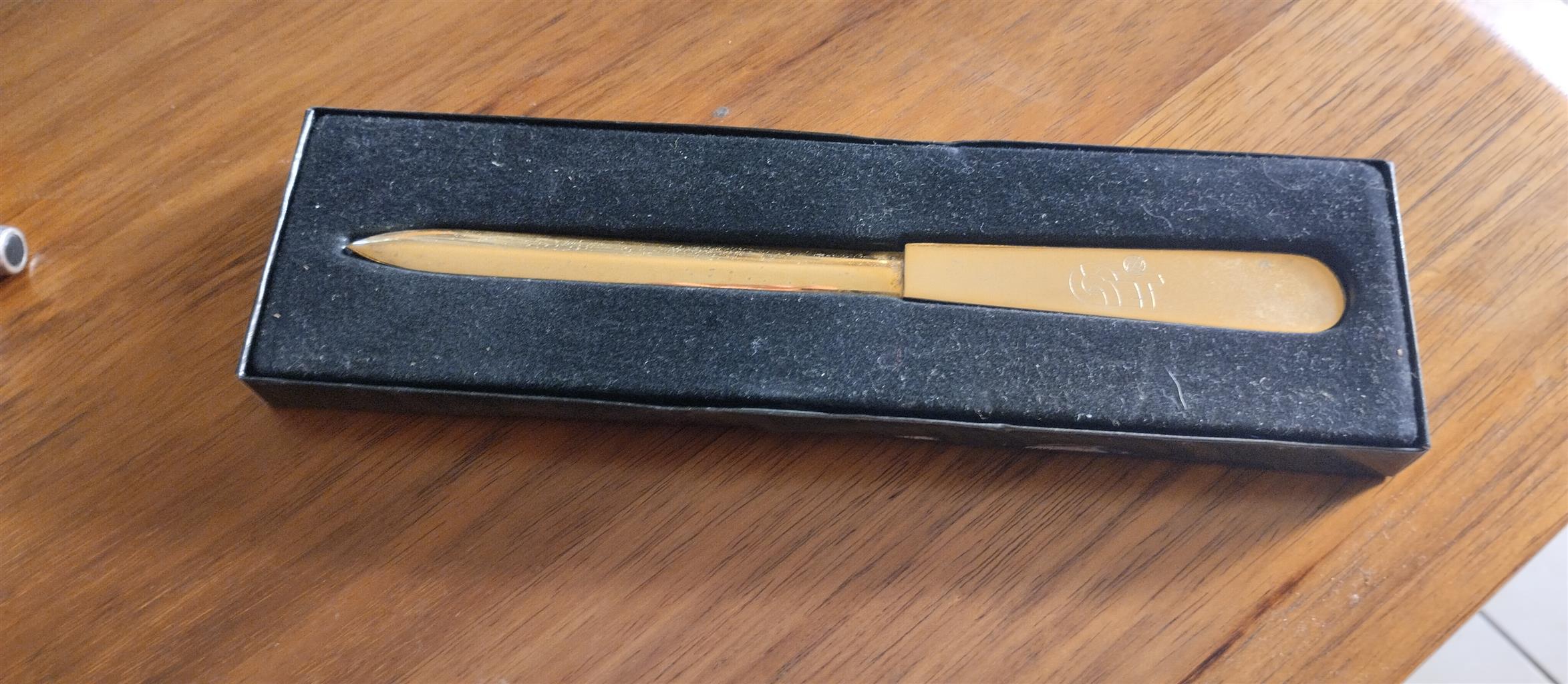 Fountain and Ballpoint pens by Parker & Sheaffer, Cross etc.
