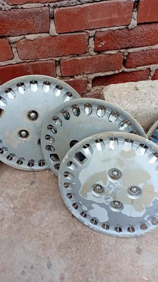 Toyota cressida 5 Original Wheel Caps - Private Seller