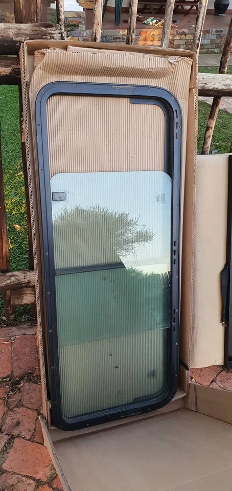 Rear left and right side windows for Defender S/W