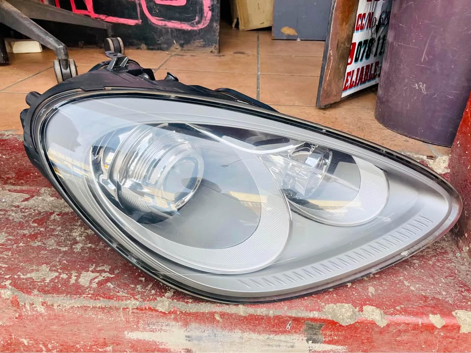 PORSCHE CAYENNE HEADLIGHT 2012 - Private Seller PORSCHE CAYENNE HEADLIGHT 2012 - Private Seller