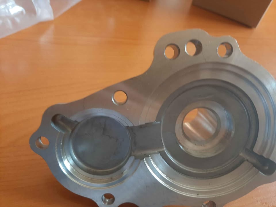 ISUZU kb280/ kb250 GEAR BOX FRONT COVER - Private Seller