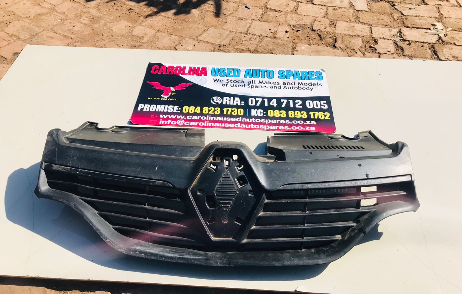 Renault Sandero radiator grill - Private Seller Renault Sandero radiator grill - Private Seller
