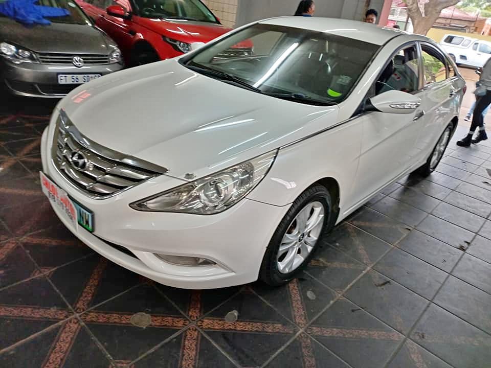 2012  Hyundai Sonata 2.4  88 000km white  Automatic  leather interior
