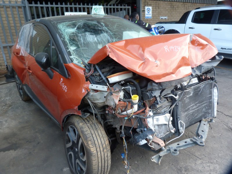 Renault Captur 900T Dynamique Manual H4B - 2015 SPARESBOYZ STRIPPING FOR SPARES - Private Seller