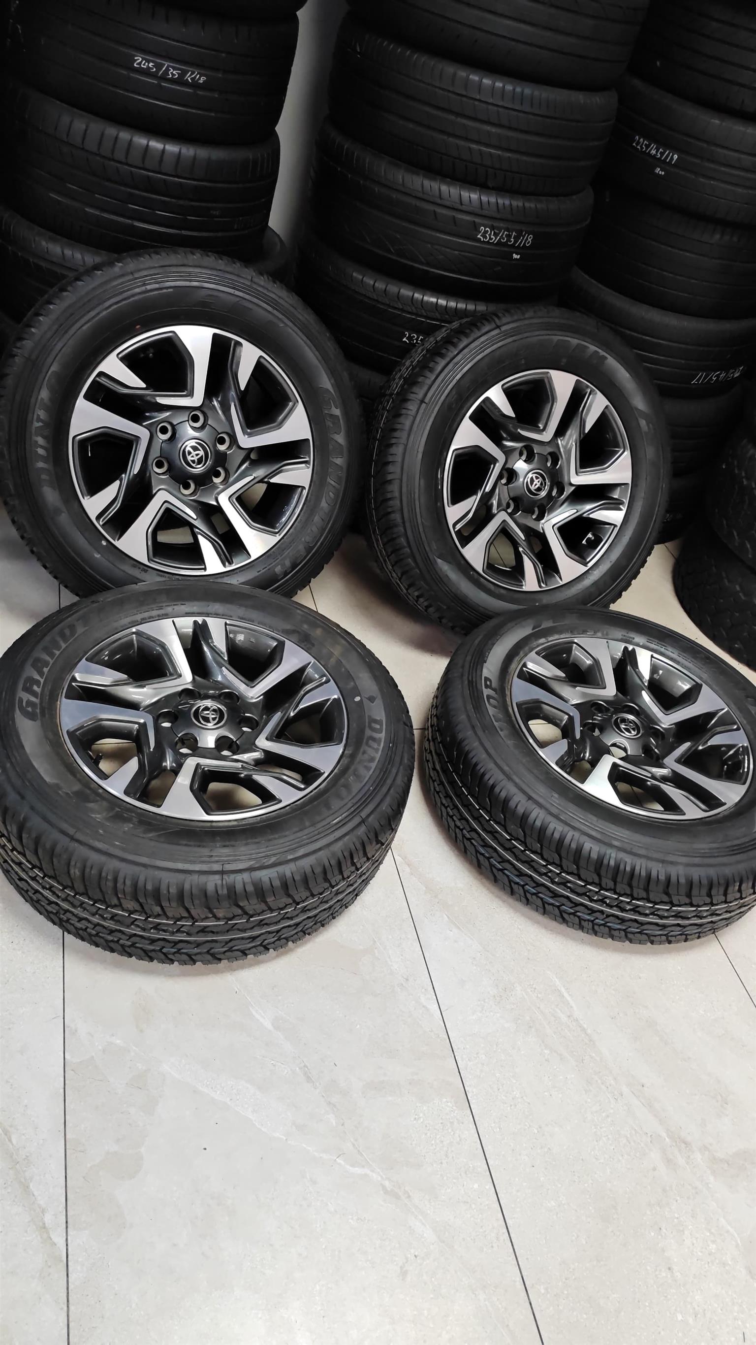 Toyota Fortuner OEM 18" mag with brand new 265/60/18 Dunlop Grandtrek AT25 set R - Private Seller