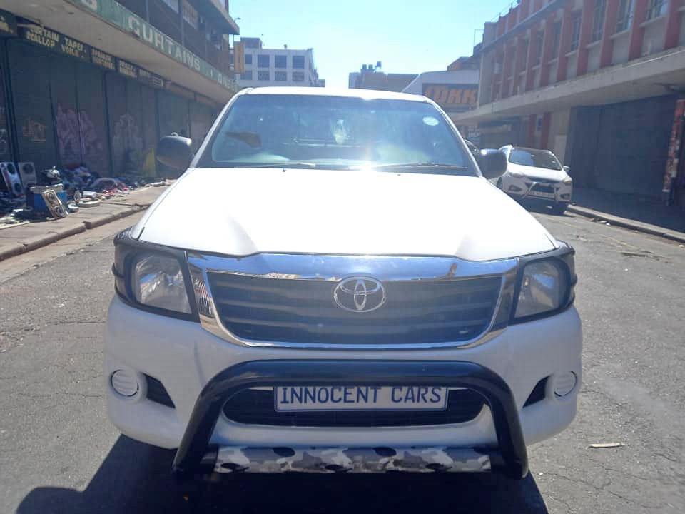 2010 TOYOTA HILUX 2.5 D4D DIESEL, DOUBLE CAB BAKKIE, WHITE COLOUR, MANUAL