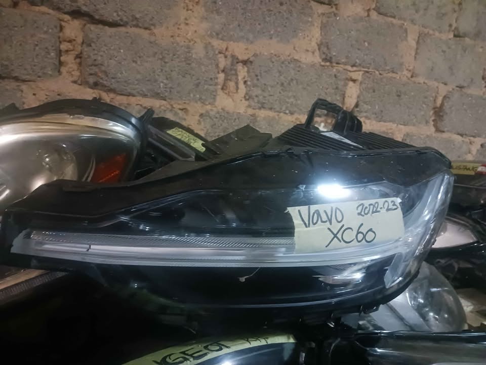 VOLVO XC60 HEADLIGHT - Private Seller